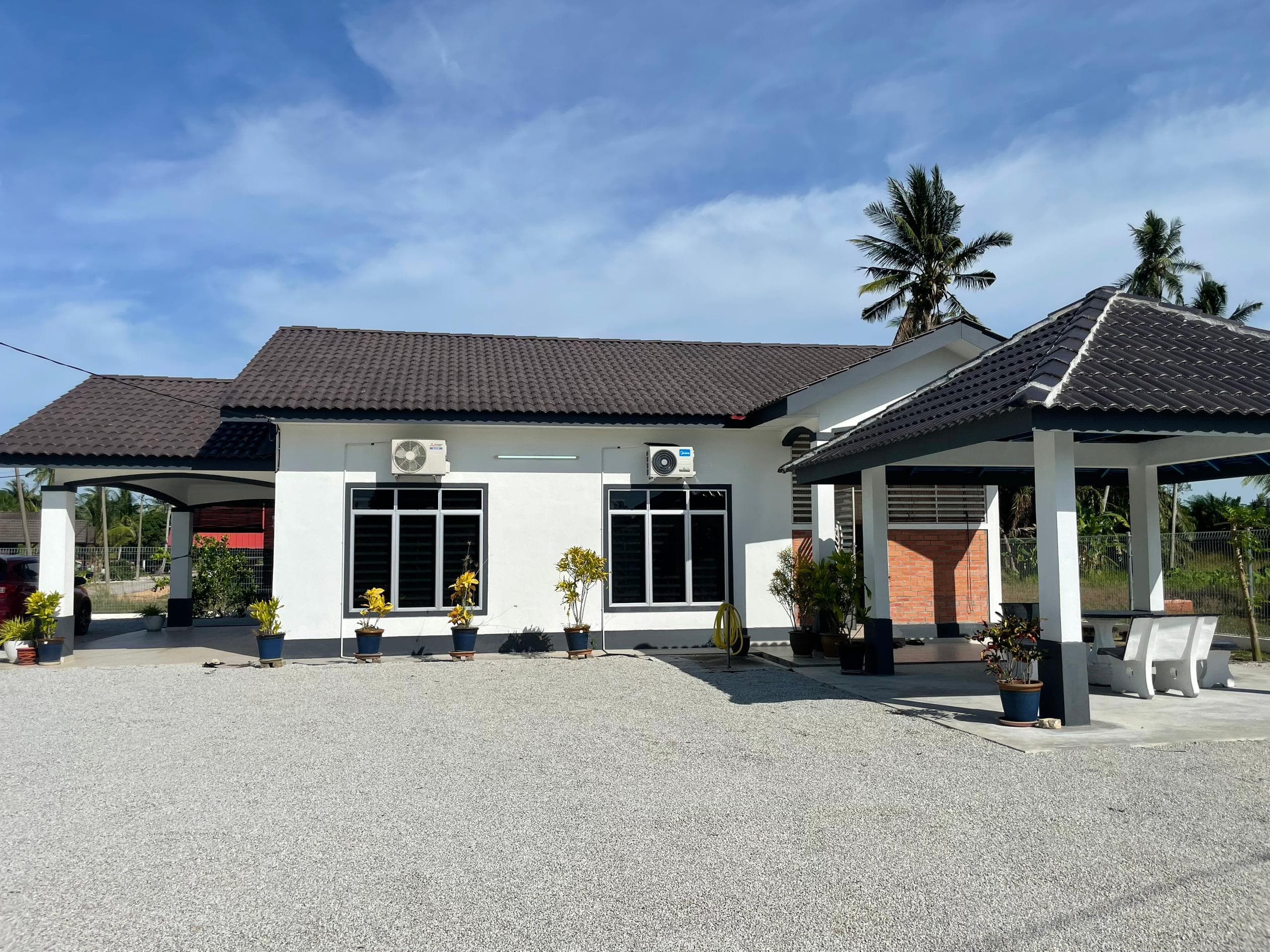 Pandangan luar Homestay Lekir Tanjung Kepah dengan laman parkir luas