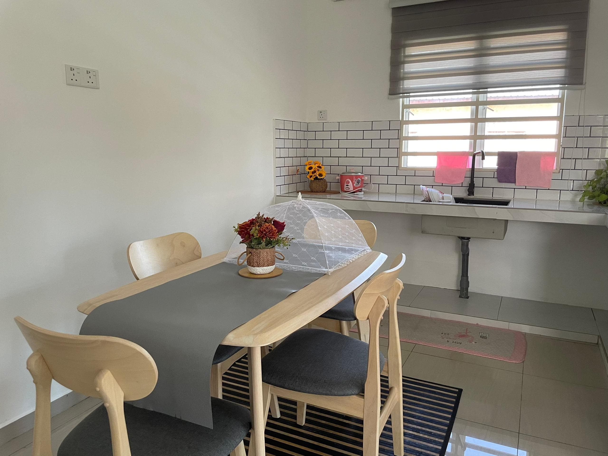 Ruang makan terang untuk keluarga di Homestay Lekir Tanjung Kepah