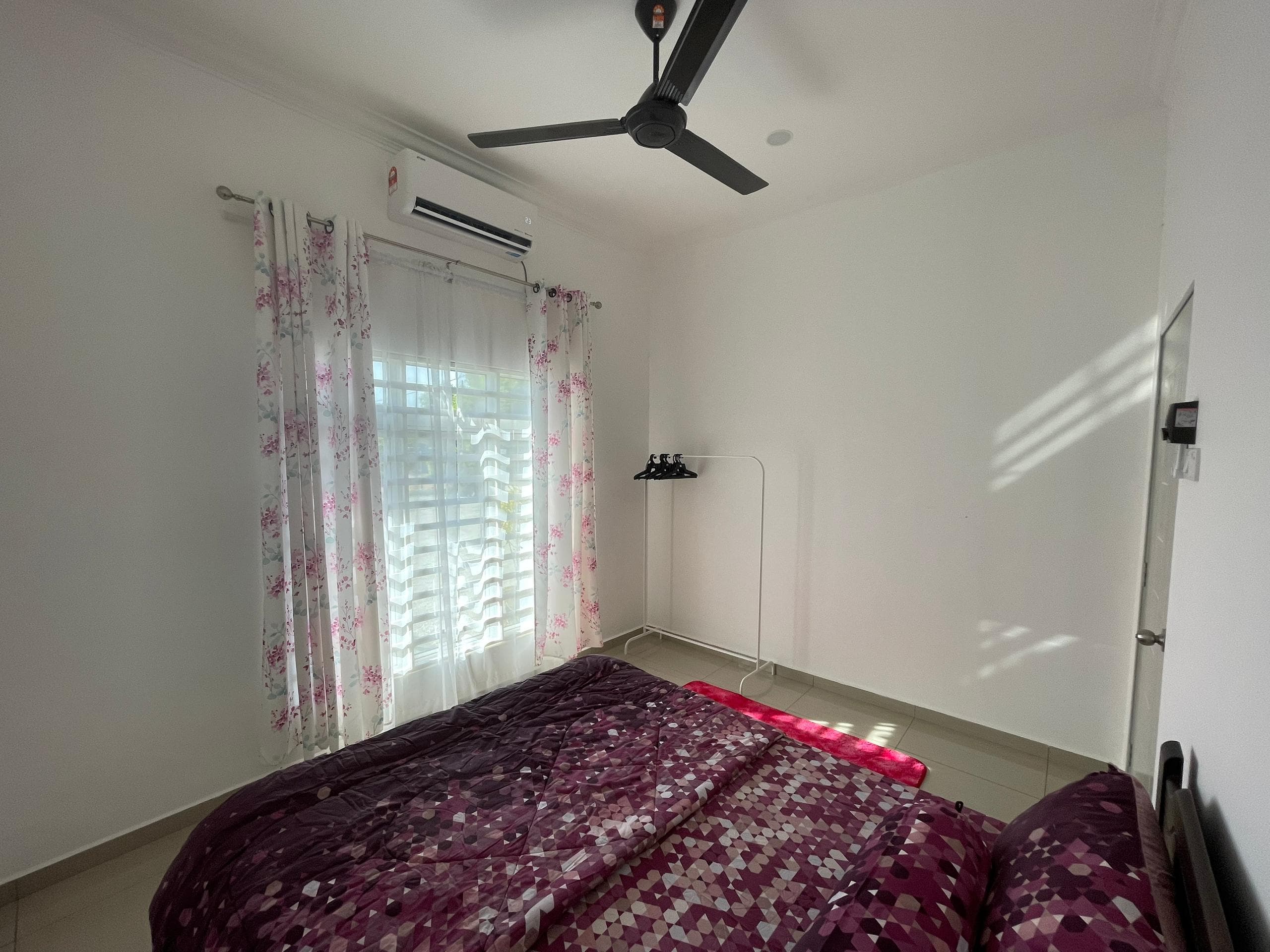 Bilik tidur dengan cahaya semula jadi di Homestay Lekir Tanjung Kepah