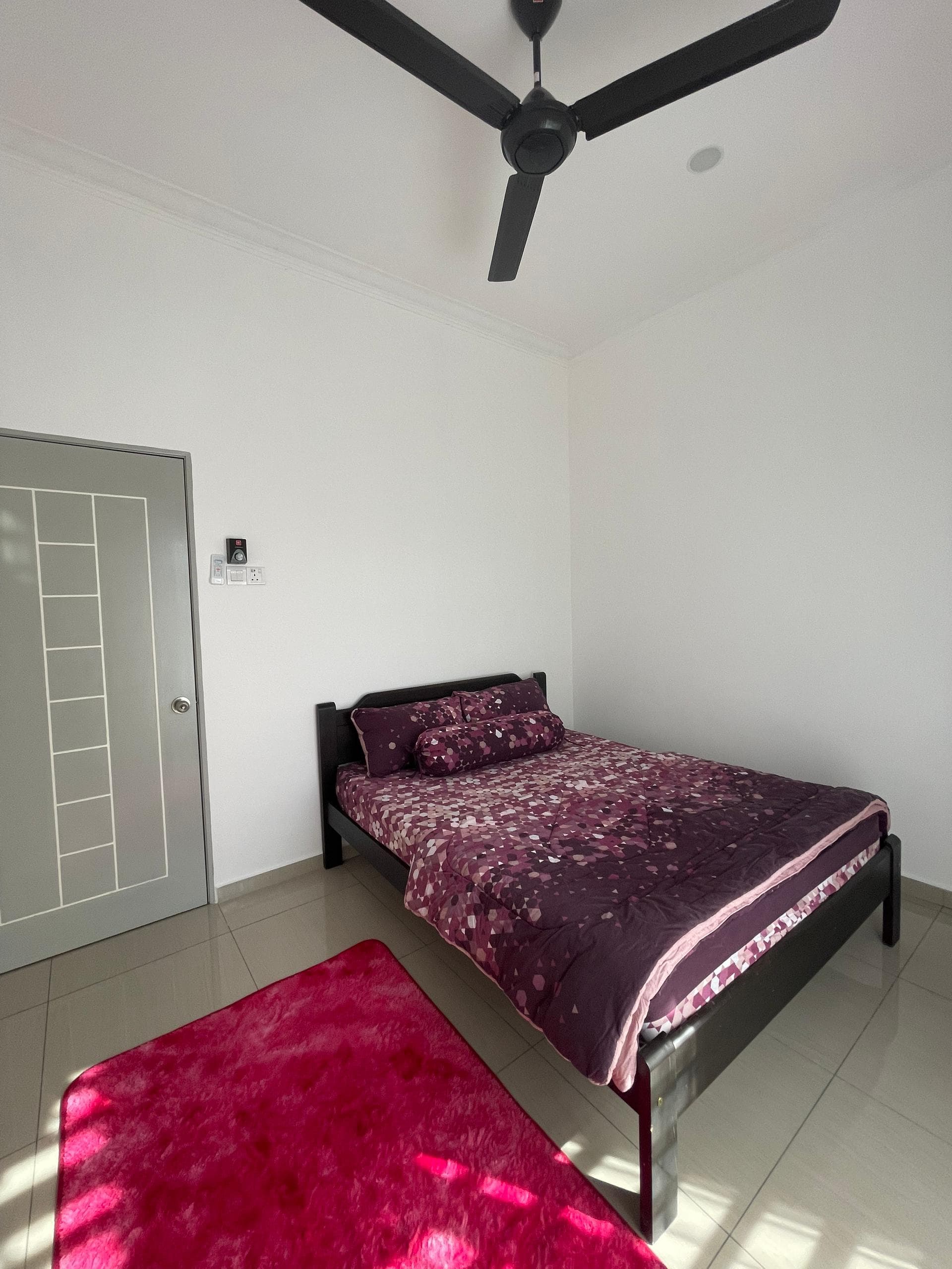 Bilik tidur tambahan dengan hiasan minimum di Homestay Lekir