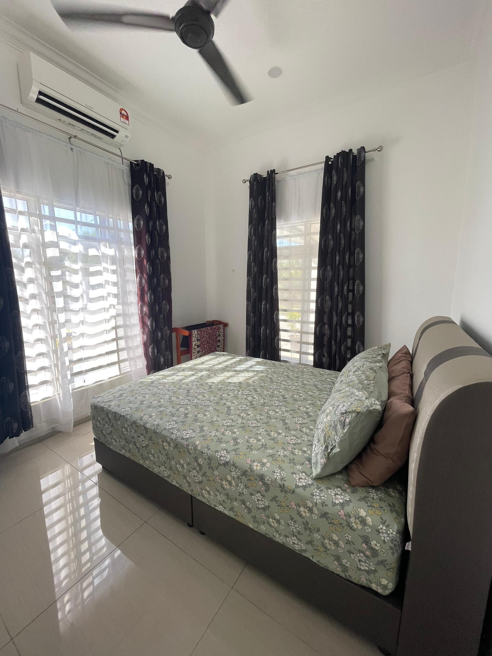 Bilik tidur luas sesuai untuk pasangan atau keluarga kecil di Homestay Lekir