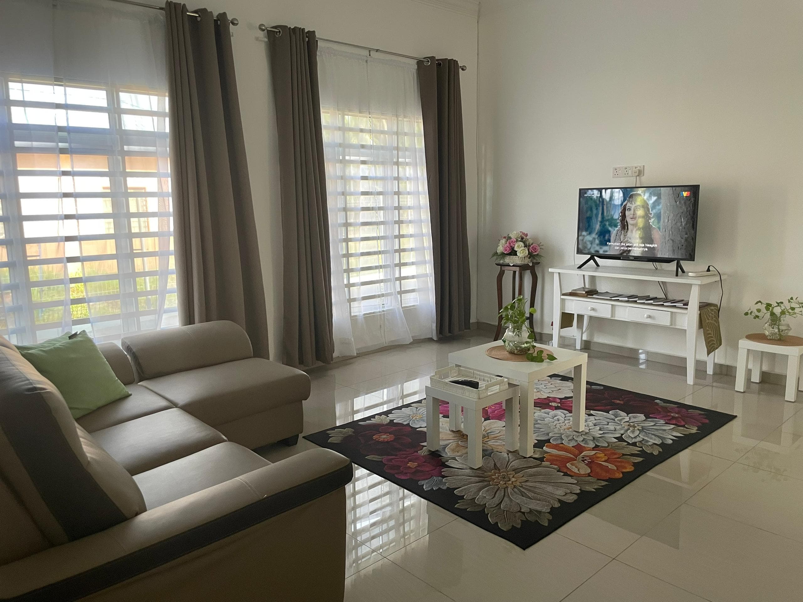 Ruang tamu moden Homestay Lekir Tanjung Kepah dengan TV dan sofa